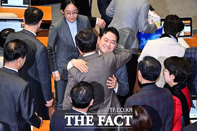 장동혁 국민의힘 대표(가운데)가 23일 오전 서울 여의도 국회 본회의장에서 내란전담재판부 설치법에 대해 24시간 무제한 토론(필리버스터)을 마친 후 김대식 의원과 포옹하는 모습. /남윤호 기자