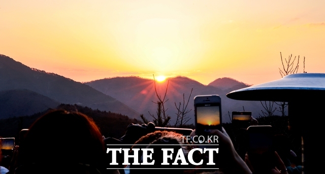 2024년 성주산 일출전망대 해돋이 행사를 찾은 시민들이 일출을 사진으로 남기고 있다. /보령시