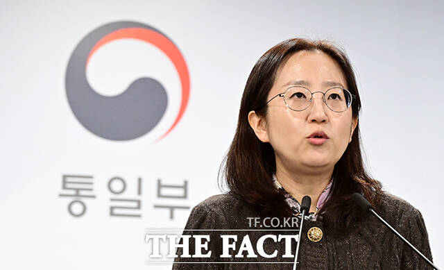 장윤정 통일부 부대변인이 26일 오전 서울 종로구 정부서울청사에서 현안 관련 정례브리핑을 하고 있다. /임영무 기자