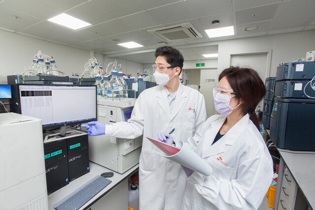 SK케미칼 연구원이 신약 개발 연구 분석 결과를 점검하고 있다. /SK케미칼