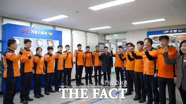 이응우 계룡시장이 지난 24일 계룡소방서를 방문해 현장 근무자들을 격려했다. /계룡시