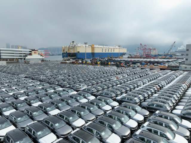 26일 산업통상자원부가 발표한 '2025년 1~11월 수출입동향'에 따르면 11월 누적 자동차 수출액은 660억4000만달러로 집계됐다. 르노코리아가 그랑 콜레오스 중남미 수출 초도 물량을 선적하는 모습. /르노코리아