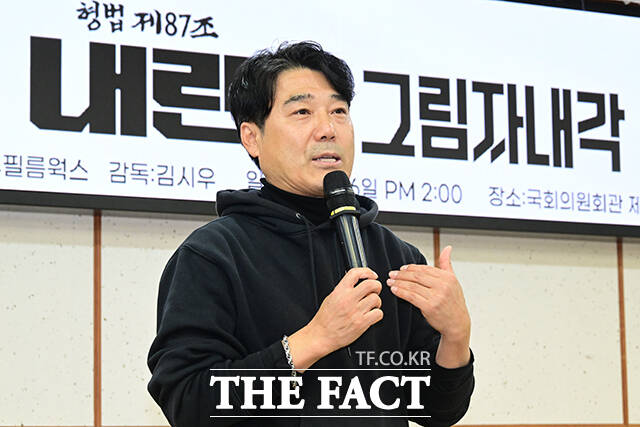 이날 김병주 더불어민주당 의원(오른쪽)이 제작발표회에 참석해 인사말을 하고 있다.