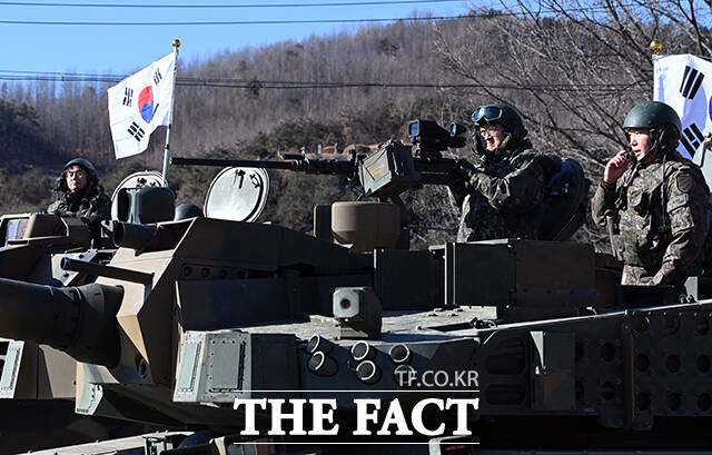 우원식국회의장이 26일 오전 경기 양평군 옥천면 제11기동사단 108기계화보병대대를 방문해 K2전차를 탑승하고 있다. /국회사진기자단