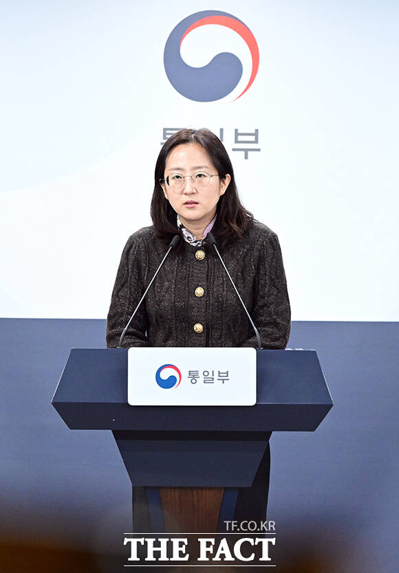 장윤정 통일부 부대변인이 26일 오전 서울 종로구 정부서울청사에서 현안 관련 정례브리핑을 하고 있다. /임영무 기자