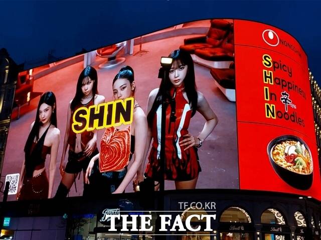 농심이 영국 런던의 대표적인 랜드마크인 '피카딜리 서커스' 광장에 초대형 신라면 광고를 내걸었다. /농심