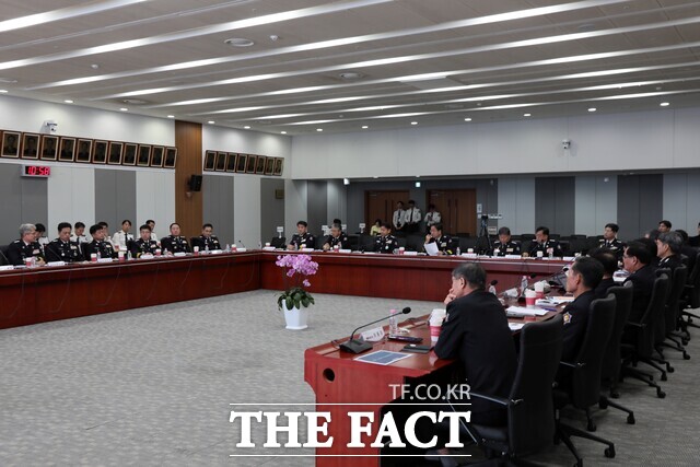 충남소방본부가 26일 도청 대회의실에서 겨울철 소방안전대책 점검을 위한 소방관서장 회의를 개최하고 재난 대응 역량 강화 방안을 논의하고 있다. /충남도