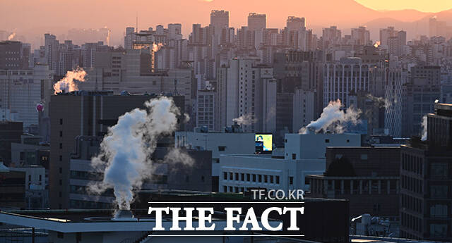 서울 기온이 영하 11도를 기록하는 등 전국 대부분 지역에 한파특보 및 한파주의보가 발효된 26일 오전 서울 종로구 정부서울청사 인근 빌딩에 난방 수증기가 피어오르고 있다. /임영무 기자