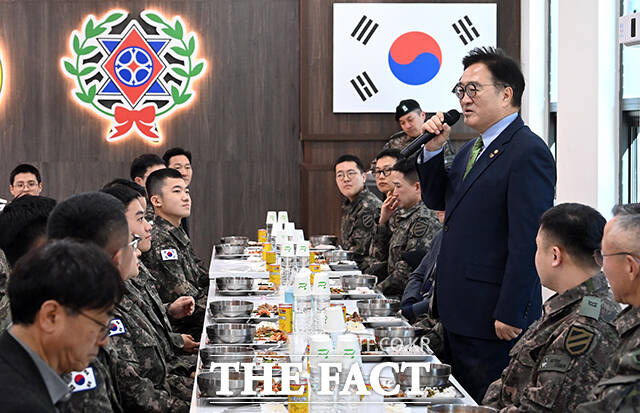 우원식국회의장이 26일 오전 경기 양평군 옥천면 제11기동사단 108기계화보병대대를 방문해 K2전차를 탑승하고 있다. /국회사진기자단