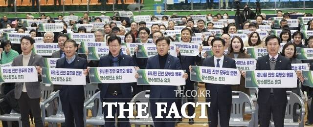 26일 진안군 문예체육회관에서 개최된 진안 양수발전소 유치 성공 기원 결의대회에서 김관영 전북도지사(왼쪽에서 네 번째)와 참석자들이 유치 기원 손피켓을 들고 기념 촬영을 하고 있다. /전북도