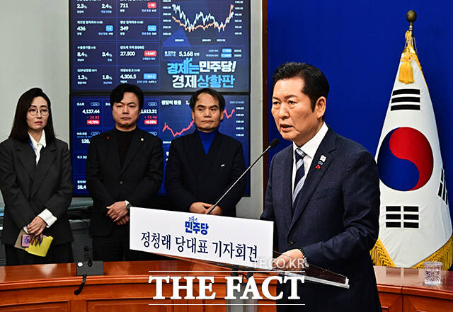 정청래 더불어민주당 대표가 26일 오전 서울 여의도 국회에서 기자회견을 열고 모두발언을 하고 있다. /국회=배정한 기자