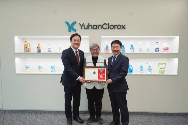 좌측부터 김광호 유한클로락스 대표, 이재정 대한적십자사 경기도지사 회장, 백종현 유한클로락스 대표. /유한클로락스