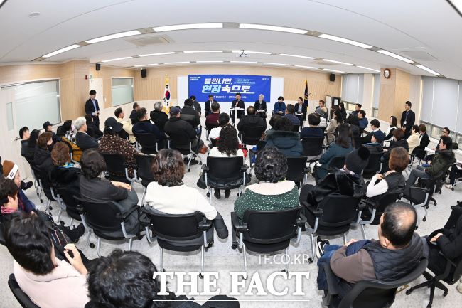 조용익 부천시장이 경인고속도로변 소규모주택정비사업부지 방음벽 설치 관련 시민 의견을 청취하고 있다. /부천시