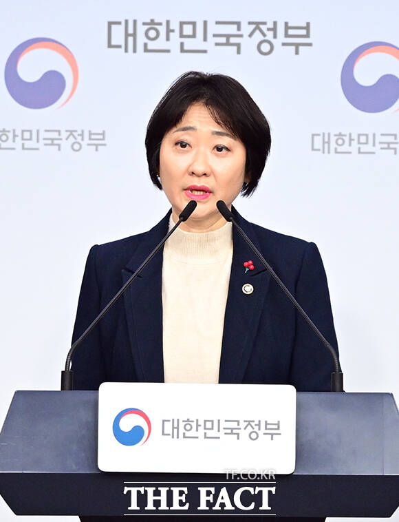 이스란 보건복지부 제1차관이 26일 오전 서울 종로구 정부서울청사 별관에서 아동정책기본계획 주요 내용을 브리핑하고 있다. /임영무 기자