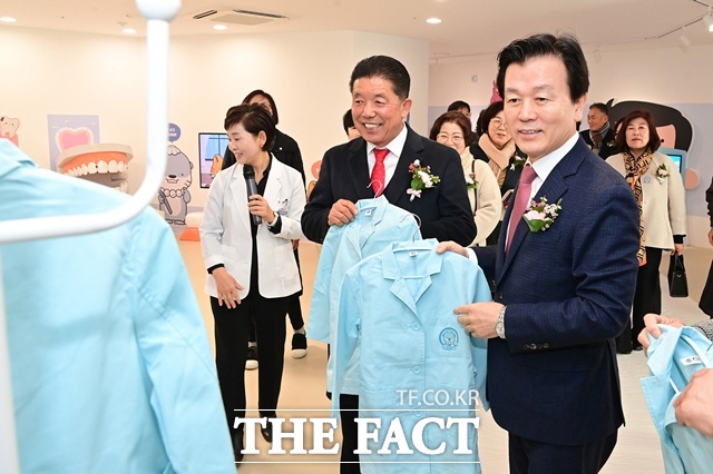 조규일(오른쪽)진주시장과 백승흥(왼쪽) 진주시의회 의장이 성북동 아동·복지센터를 둘러 보고 있다. /진주시