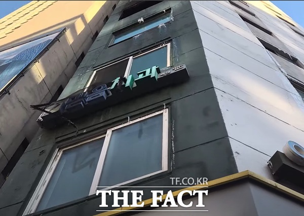 26일 ‘오승혁의 현장’은 서울 중구 충무로역 인근에서 발생한 화재 현장을 찾았다. 크리스마스인 25일 오후 3시 40분쯤, 충무로역 인근 건물에서 불이 났다. 화재는 약 1시간 10분 만에 진화됐으며 대피했던 주민 10명은 모두 구조됐다. /서울 중구=오승혁 기자