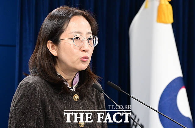 장윤정 통일부 부대변인이 26일 오전 서울 종로구 정부서울청사에서 현안 관련 정례브리핑을 하고 있다. /임영무 기자