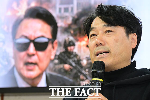 이날 김병주 더불어민주당 의원(오른쪽)이 제작발표회에 참석해 인사말을 하고 있다.