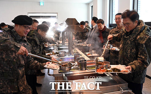 우원식국회의장이 26일 오전 경기 양평군 옥천면 제11기동사단 108기계화보병대대를 방문해 K2전차를 탑승하고 있다. /국회사진기자단