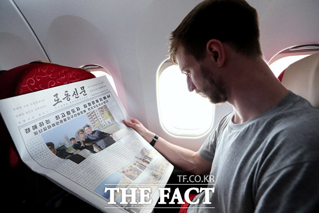 북한 노동당 기관지 노동신문에 대한 일반 국민의 접근 제한이 완화될 전망이다. 사진은 풍계리 핵실험장 폐기식 5개국 국제기자단이 2018년 북한 강원도 원산 갈마비행장에서 고려항공 전세기에 올라 승무원이 나눠준 노동신문을 보고 있는 모습이다. /더팩트DB