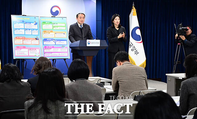 김달원 국무조정실 청년정책조정실장이 26일 오전 서울 종로구 정부서울청사에서 제2차 청년정책 기본계획과 관련해 브리핑을 하고 있다. /임영무 기자