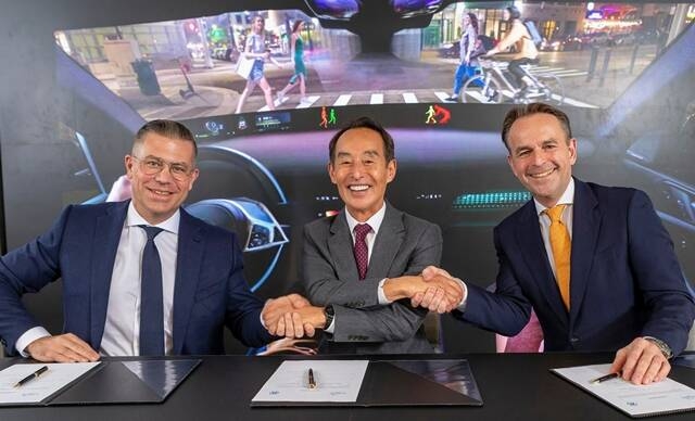 마티아스 미드라이히 ZF CEO(왼쪽부터), 손영권 하만 이사회 의장, 크리스천 소봇카 하만 CEO 겸 오토모티브 부문 사장이 지난 23일 ZF ADAS 사업 인수 계약을 체결한 이후 기념 촬영을 하고 있다. /삼성전자