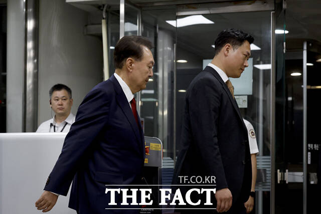 12.3 비상계엄 사태 관련 내란 혐의를 받는 윤석열 전 대통령이 9일 서울 서초구 서울중앙지방법원에서 구속 전 피의자 심문(영장실질심사)을 마치고 대기 장소인 서울구치소로 이동하고 있다. 2025.07.09 사진공동취재단