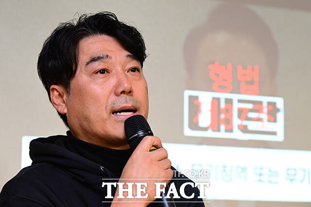 이날 김병주 더불어민주당 의원(오른쪽)이 제작발표회에 참석해 인사말을 하고 있다.