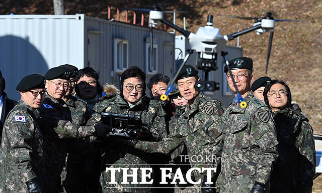 우원식국회의장이 26일 오전 경기 양평군 옥천면 제11기동사단 108기계화보병대대를 방문해 K2전차를 탑승하고 있다. /국회사진기자단