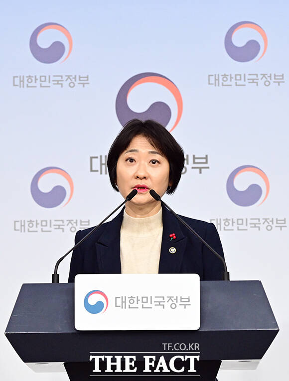 이스란 보건복지부 제1차관이 26일 오전 서울 종로구 정부서울청사 별관에서 아동정책기본계획 주요 내용을 브리핑하고 있다. /임영무 기자