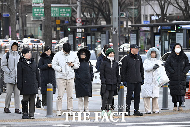 26일 서울의 최저기온이 영하 12도까지 떨어지며 강추위가 찾아온 가운데, 시민들이 서울 종로구 광화문 인근 건널목에서 신호를 기다리고 있다. /송호영 기자