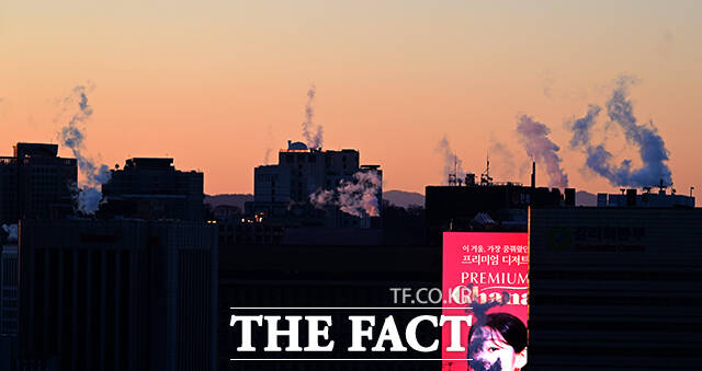 서울 기온이 영하 11도를 기록하는 등 전국 대부분 지역에 한파특보 및 한파주의보가 발효된 26일 오전 서울 종로구 정부서울청사 인근 빌딩에 난방 수증기가 피어오르고 있다. /임영무 기자