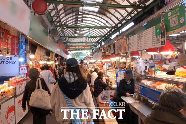 유통산업발전법의 각종 규제가 대형마트의 실적은 물론 업황 자체를 악화하고 있다는 지적이 끊이질 않고 있다. 사진은 지난 24일 오후 1시 서울 종로구 광장시장 내 모습. /이상빈 기자