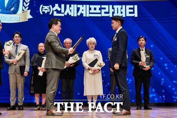 신세계프라퍼티가 '제30회 한국유통대상’ 시상식에서 유통산업 상생·협력 문화확산 유공 부문 산업통상부장관 표창을 수상했다. 26일 대한상공회의소에서 열린 시상식에서 신동우 신세계프라퍼티 지원본부장(앞줄 오른쪽)이 표창을 수상하고 있다. /신세계프라퍼티