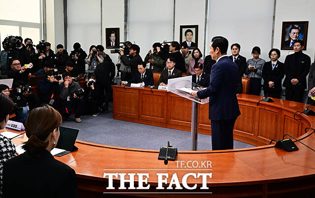 정청래 더불어민주당 대표가 26일 오전 서울 여의도 국회에서 기자회견을 열고 모두발언을 하고 있다. /국회=배정한 기자