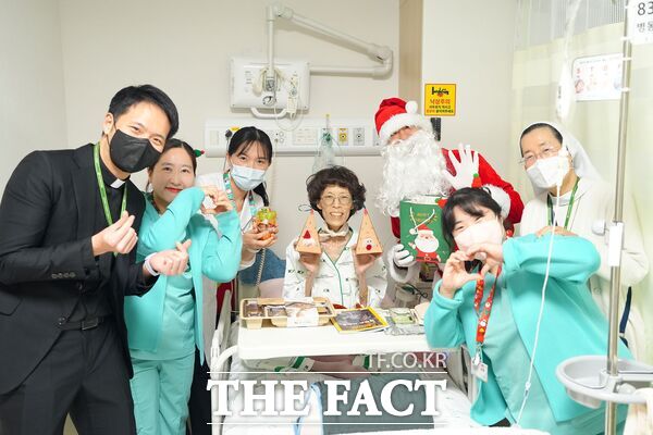 건양대병원은 25일 크리스마스를 맞아 호스피스병동 환우들에게 희망과 사랑의 메시지를 전하는 산타클로스 위문행사를 펼쳤다. /건양대병원