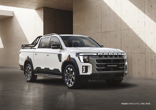 KG모빌리티(KGM)는 프로젝트명 'Q300'으로 개발해 온 차세대 픽업트럭의 공식 차명을 무쏘(MUSSO)로 확정하고 외관 이미지를 26일 공개했다. /KGM