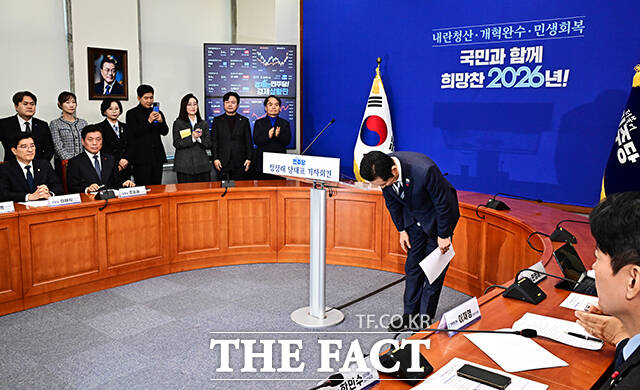 정청래 더불어민주당 대표가 26일 오전 서울 여의도 국회에서 기자회견을 열고 모두발언을 하고 있다. /국회=배정한 기자