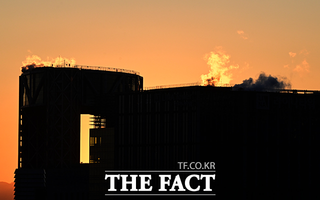 서울 기온이 영하 11도를 기록하는 등 전국 대부분 지역에 한파특보 및 한파주의보가 발효된 26일 오전 서울 종로구 정부서울청사 인근 빌딩에 난방 수증기가 피어오르고 있다. /임영무 기자