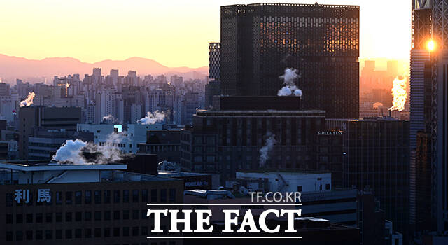 서울 기온이 영하 11도를 기록하는 등 전국 대부분 지역에 한파특보 및 한파주의보가 발효된 26일 오전 서울 종로구 정부서울청사 인근 빌딩에 난방 수증기가 피어오르고 있다. /임영무 기자