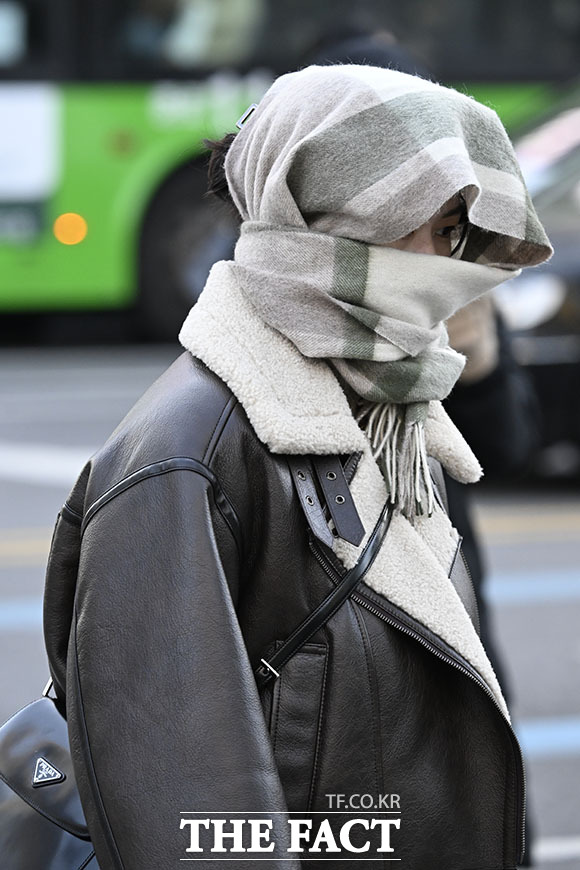 서울 종로구 광화문 인근 버스에 성에가 낀 모습.