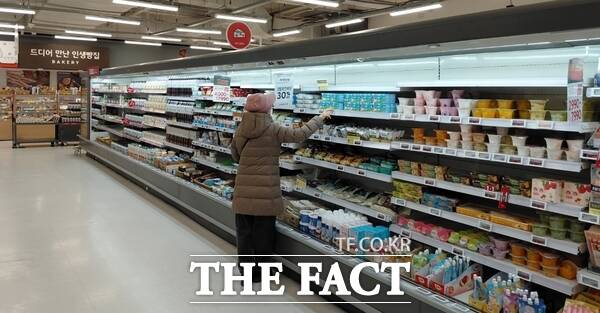 유통산업발전법의 각종 규제가 대형마트의 실적은 물론 업황 자체를 악화하고 있다는 지적이 끊이질 않고 있다. 사진은 홈플러스 가양점 내 장을 보는 고객의 모습. /손원태 기자