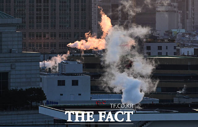 서울 기온이 영하 11도를 기록하는 등 전국 대부분 지역에 한파특보 및 한파주의보가 발효된 26일 오전 서울 종로구 정부서울청사 인근 빌딩에 난방 수증기가 피어오르고 있다. /임영무 기자