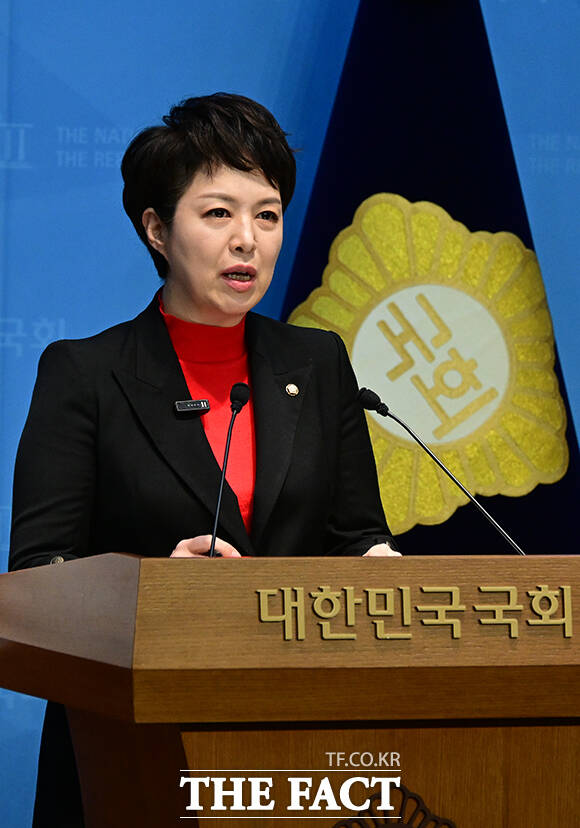 김은혜 국민의힘 의원과 국민의힘 서울·성남 당협위원장들이 '10·15 부동산 대책 행정처분 취소 청구'를 앞두고 취재진과 질의답변을 하고 있다.