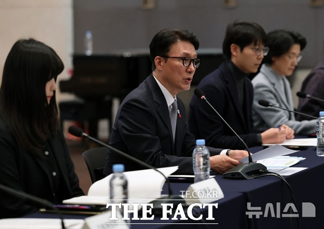 정부가 청년을 신규 채용하는 기업에 세제 혜택을 주는 방안을 추진한다. 사진은 26일 서울 상암동 중소기업DMC타워에서 열린 김민석 국무총리 주재의 청년정책조정위원회다. /뉴시스