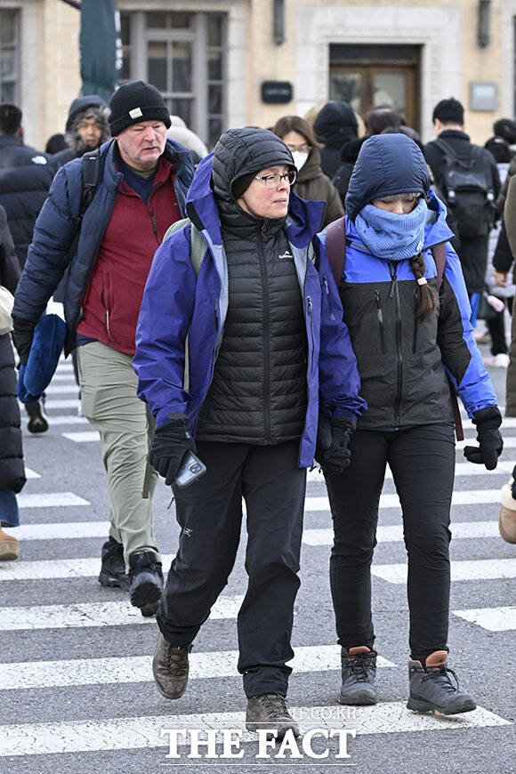 서울 종로구 광화문 인근 버스에 성에가 낀 모습.