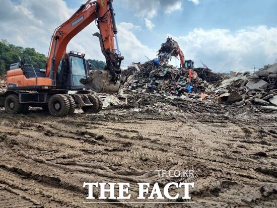 경기 가평군이 지난 7월 집중호우로 발생한 수해 재난폐기물 처리 작업을 진행하고 있다. /가평군