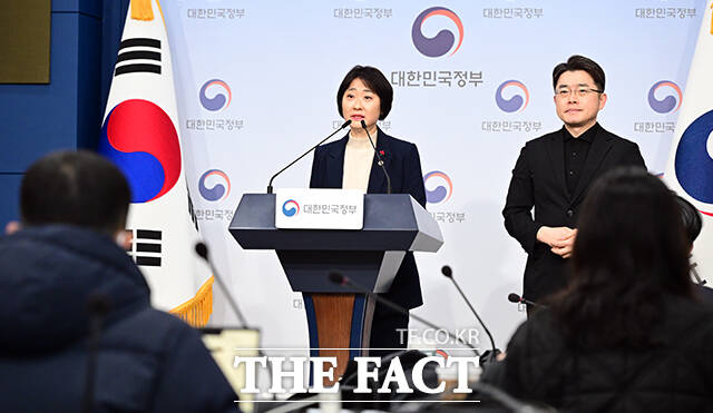 이스란 보건복지부 제1차관이 26일 오전 서울 종로구 정부서울청사 별관에서 아동정책기본계획 주요 내용을 브리핑하고 있다. /임영무 기자