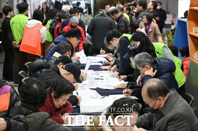 우리나라 노인 소득 빈곤 문제가 경제협력개발기구(OECD) 회원국 가운데 가장 심각한 수준으로 나타났다. /서예원 기자