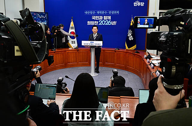 정청래 더불어민주당 대표가 26일 오전 서울 여의도 국회에서 기자회견을 열고 모두발언을 하고 있다. /국회=배정한 기자